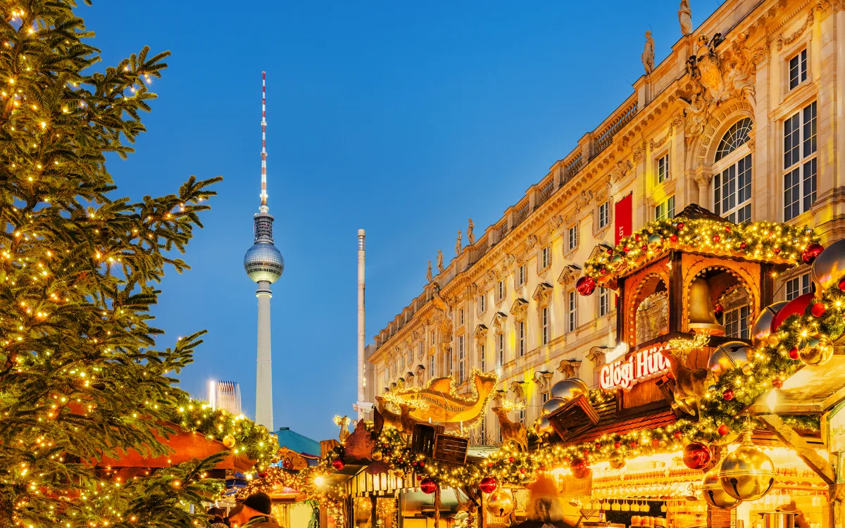 Weihnachtsmarkt in Berlin mit Fernsehturm – Adventsreise mit Frankenland Reisen.