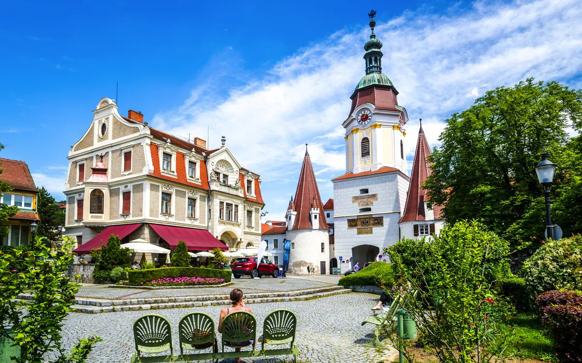 Stadtplatz mit historischer Kirche und alten Gebäuden bei klarem Himmel