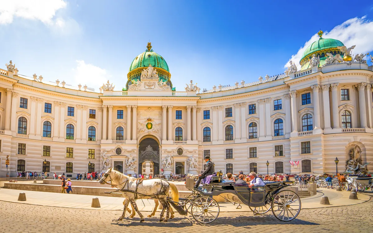 Hofburg in Wien mit Pferdekutsche – Donaukreuzfahrt mit Frankenland Reisen