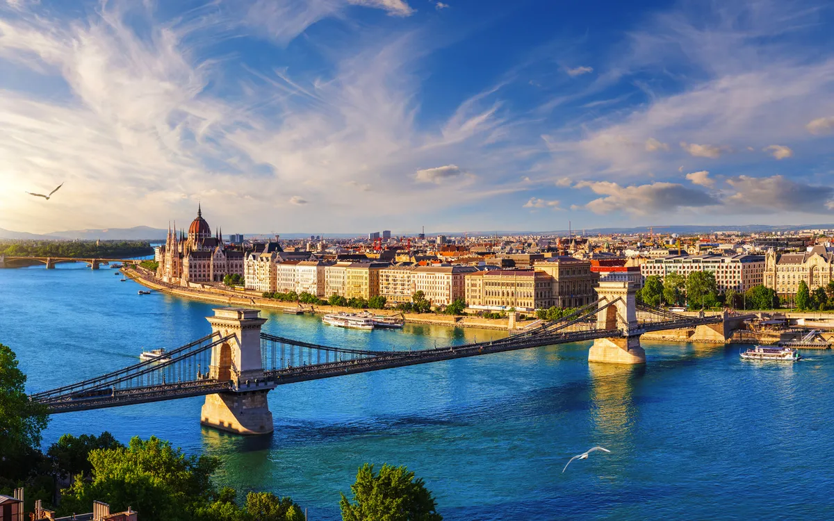 Panorama der Kettenbrücke in Budapest mit Blick auf die Donau bei Sonnenschein.