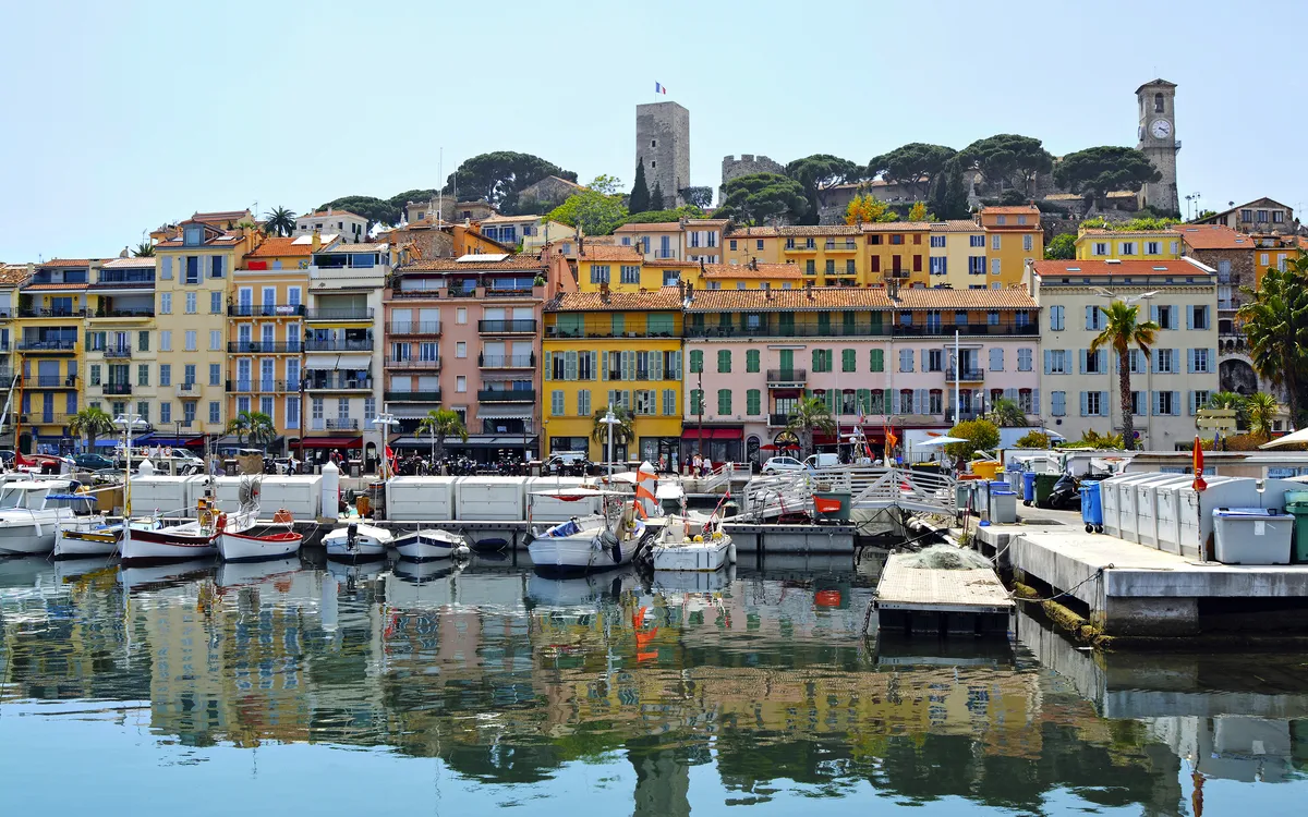 Bunte Häuser und Boote am Hafen von Cannes, Frankreich.