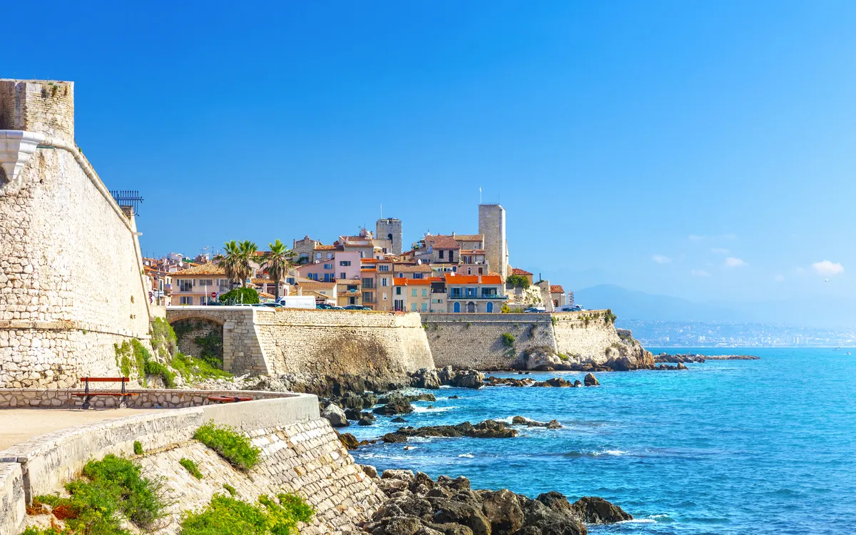 Befestigungsmauer und Küstenstadt Antibes an der Côte d’Azur, Frankreichs Mittelmeerküste.