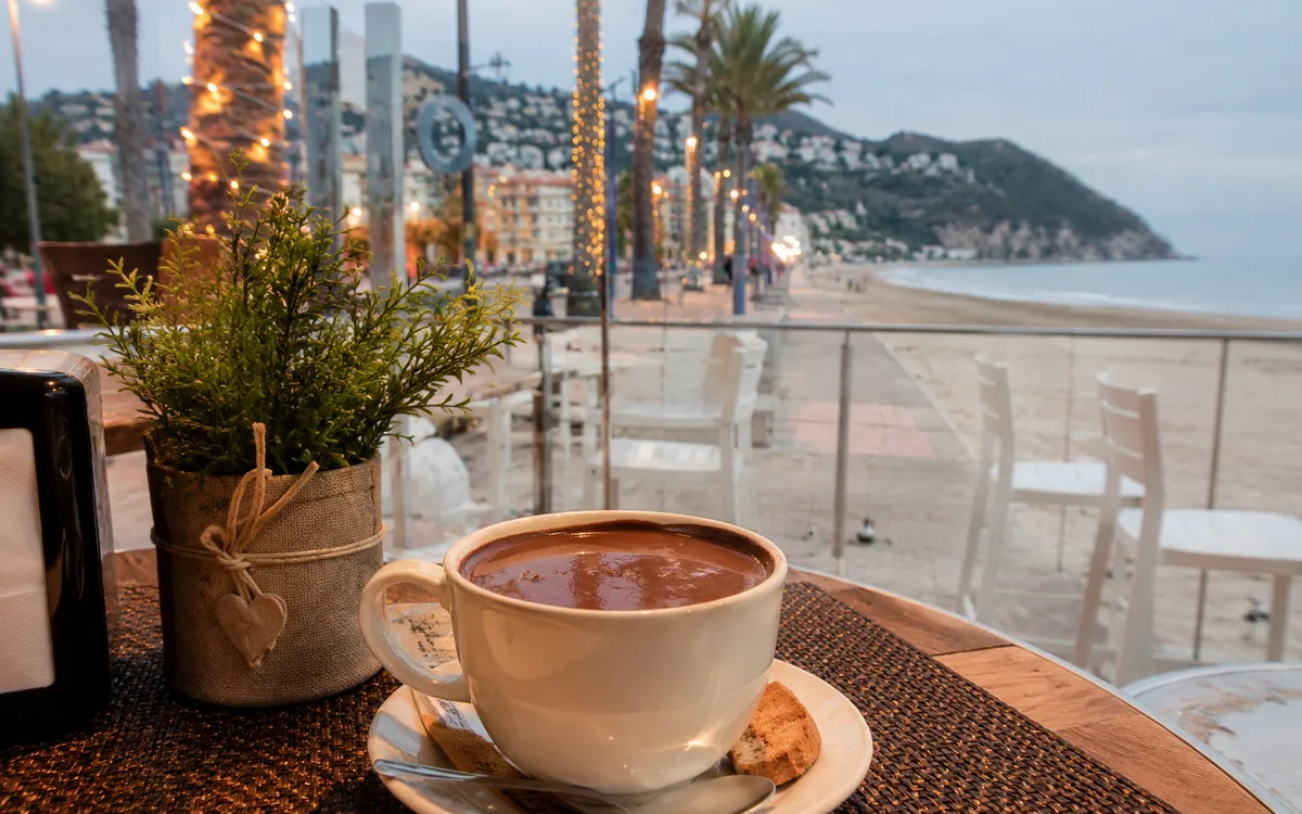 Heiße Schokolade mit Meerblick in Alassio