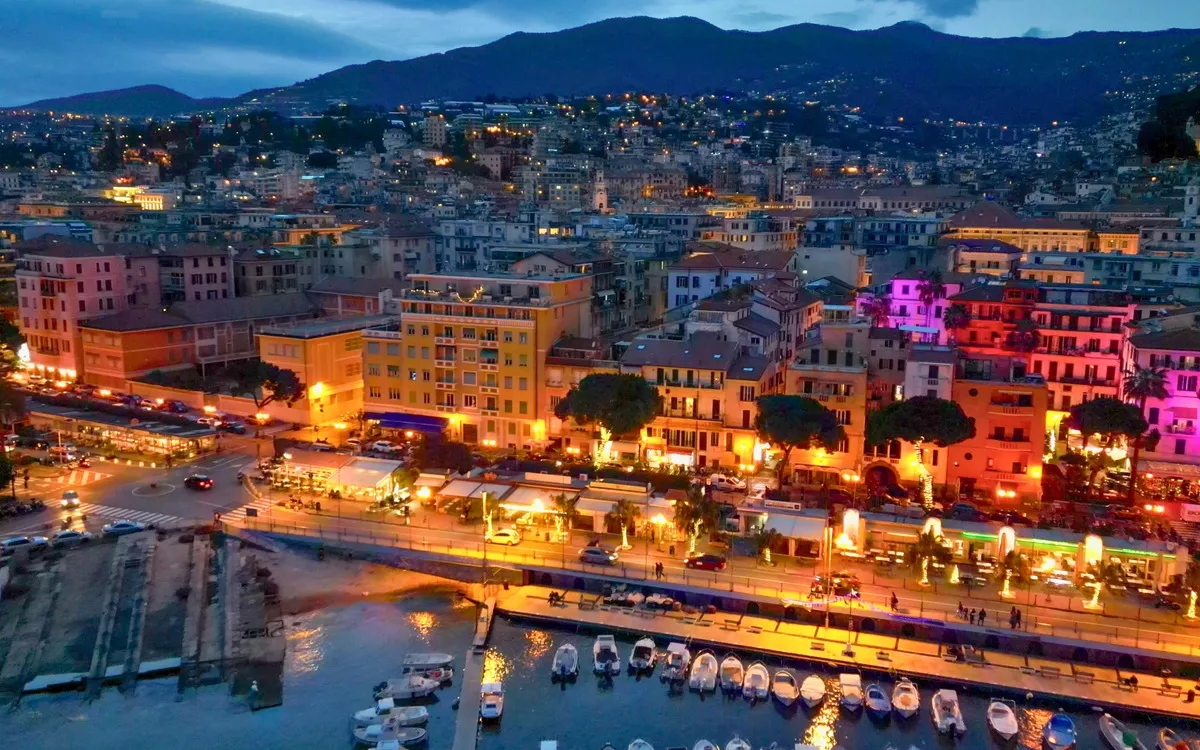 Sanremo begeistert am Abend mit mediterranem Flair, beleuchteter Uferpromenade und stilvoller Riviera-Atmosphäre