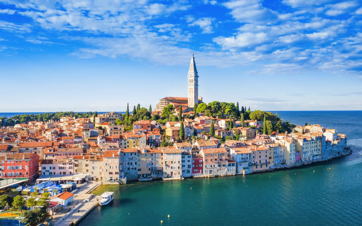 Panoramablick auf die Küste von Rovinj in Istrien, Kroatien, an der Adria.