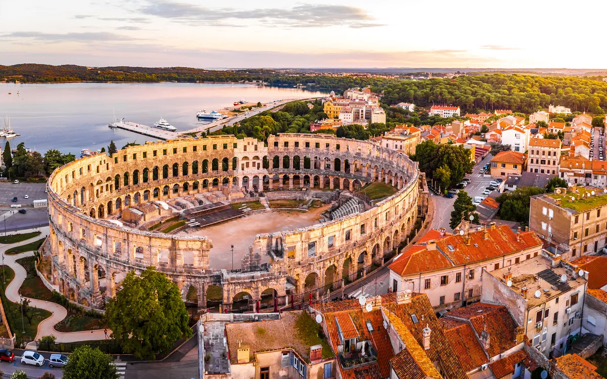 Luftaufnahme des römischen Amphitheaters in Pula, Kroatien, bei Sonnenuntergang.