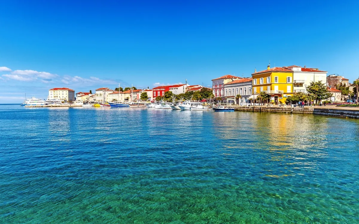 Panorama von Porec, Istrien mit blauem Meer und Hafen im Vordergrund.