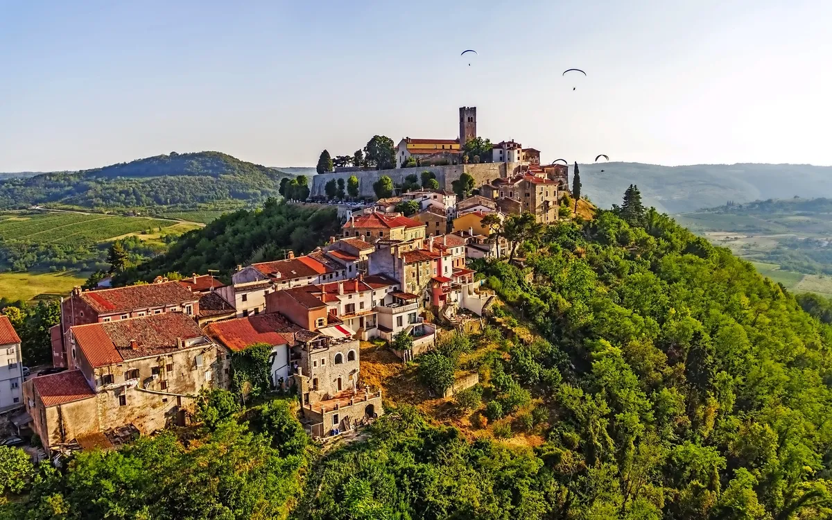 Bergdorf Motovun in Istrien, Kroatien, auf einem Hügel mit Blick über das Tal der Mirna.