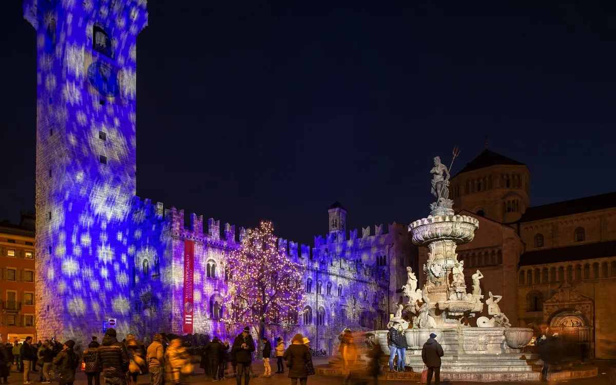 Festlich beleuchteter Domplatz in Trient zur Adventszeit