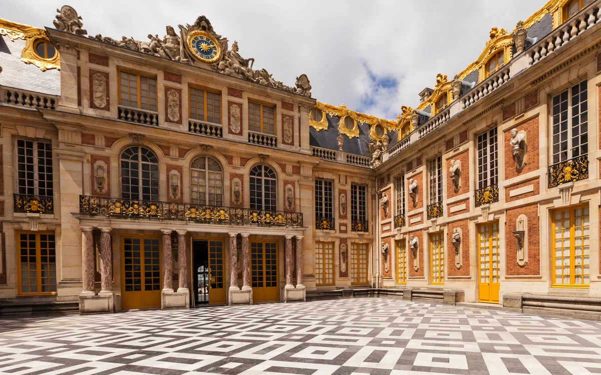 Fassade des Schlosses Versailles in Frankreich, barocke Architektur, UNESCO-Weltkulturerbe.