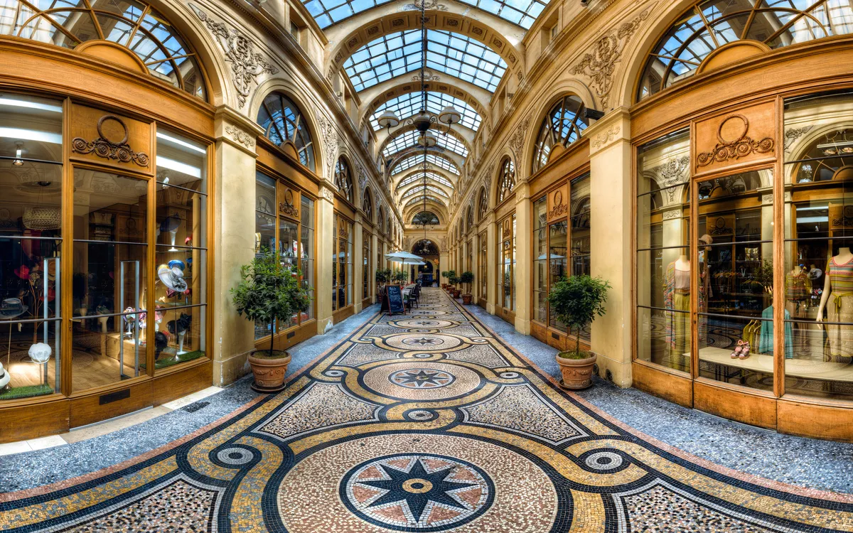 Galerie Vivienne in Paris mit Glasdach und eleganten Geschäften.