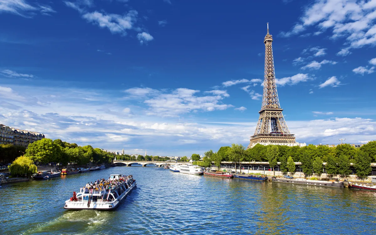Der Eiffelturm in Paris an einem sonnigen Tag, von der Seine aus gesehen.