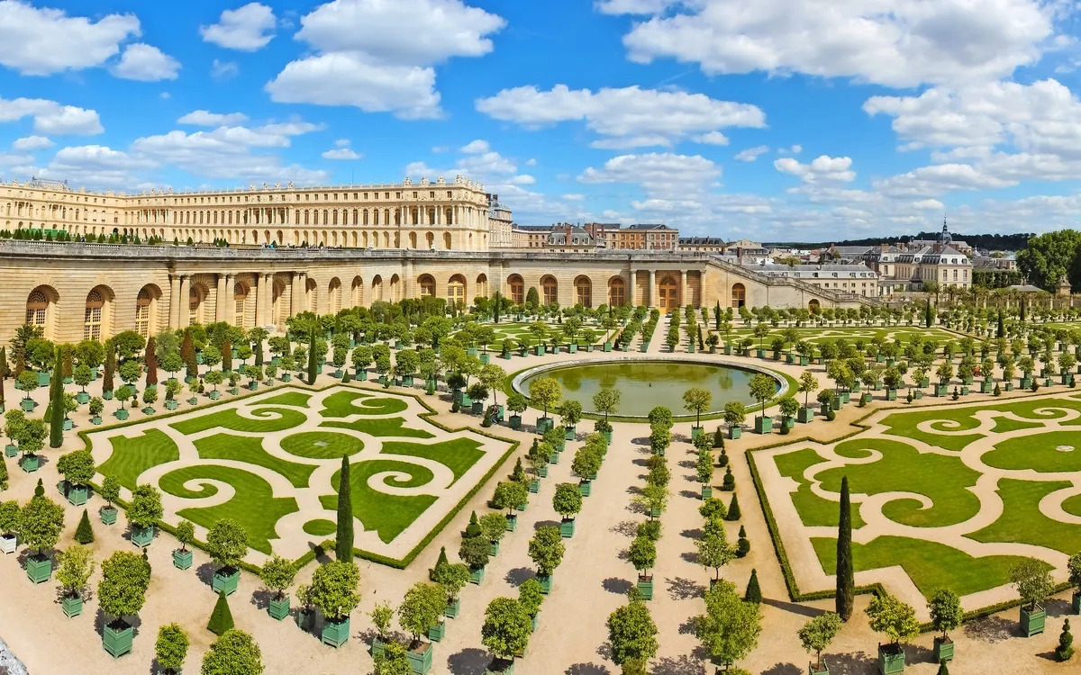 Gärten der Versailler Orangerie mit historischem Barock-Design.
