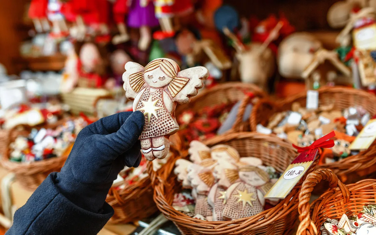 Handgemachter Weihnachtsengel auf einem festlichen Weihnachtsmarkt.