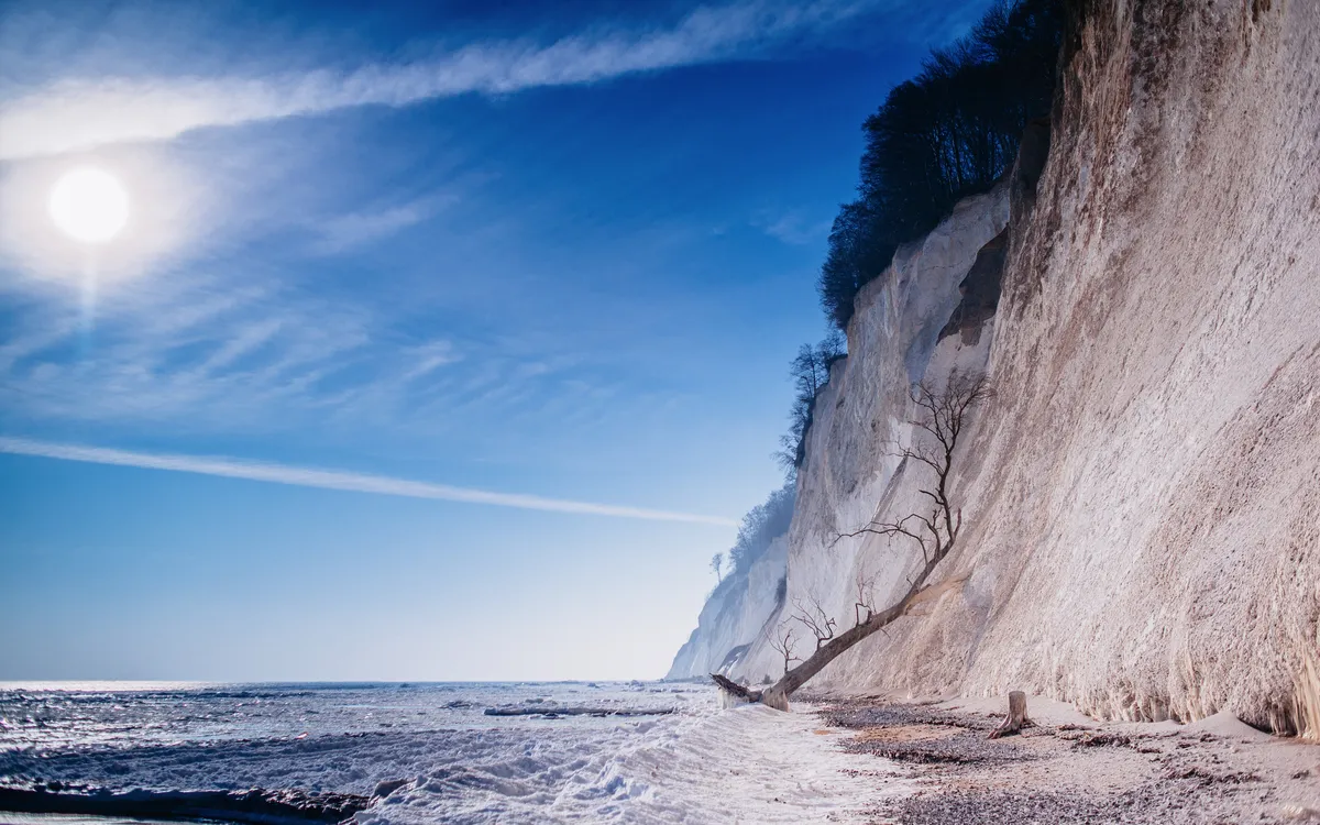 Winterliche Kreidefelsen an der Ostseeküste auf der Insel Rügen im Nationalpark Jasmund