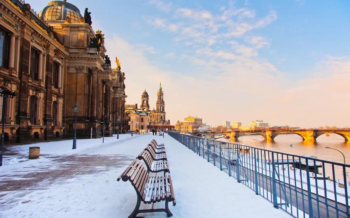 Verschneite Uferpromenade in Dresden mit Blick auf die Altstadt.