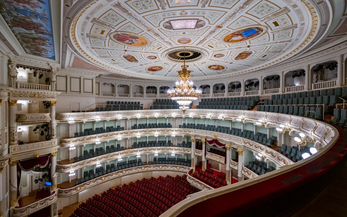 Prachtvoller Zuschauerraum der Semperoper Dresden mit verzierter Decke und Kronleuchter