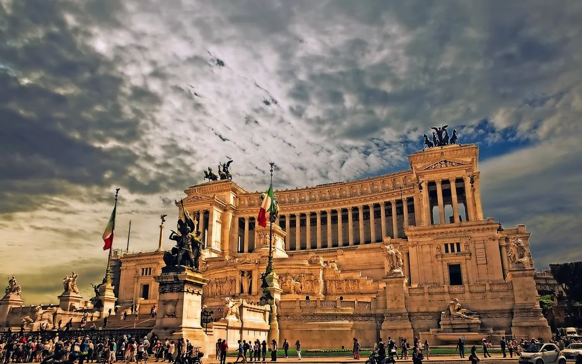 Viktor-Emanuelsdenkmal in Rom, Italien, bei bewölktem Himmel.