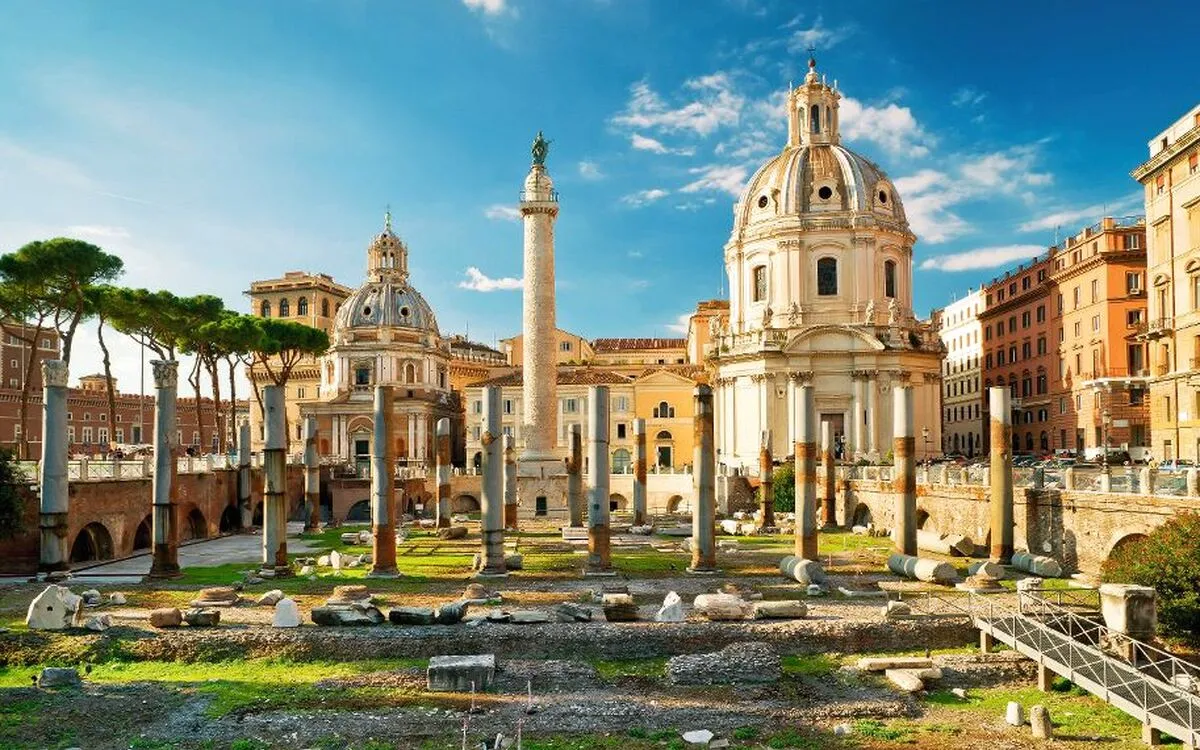 Forum Romanum in Rom, Italien mit der Trajanssäule im Hintergrund.
