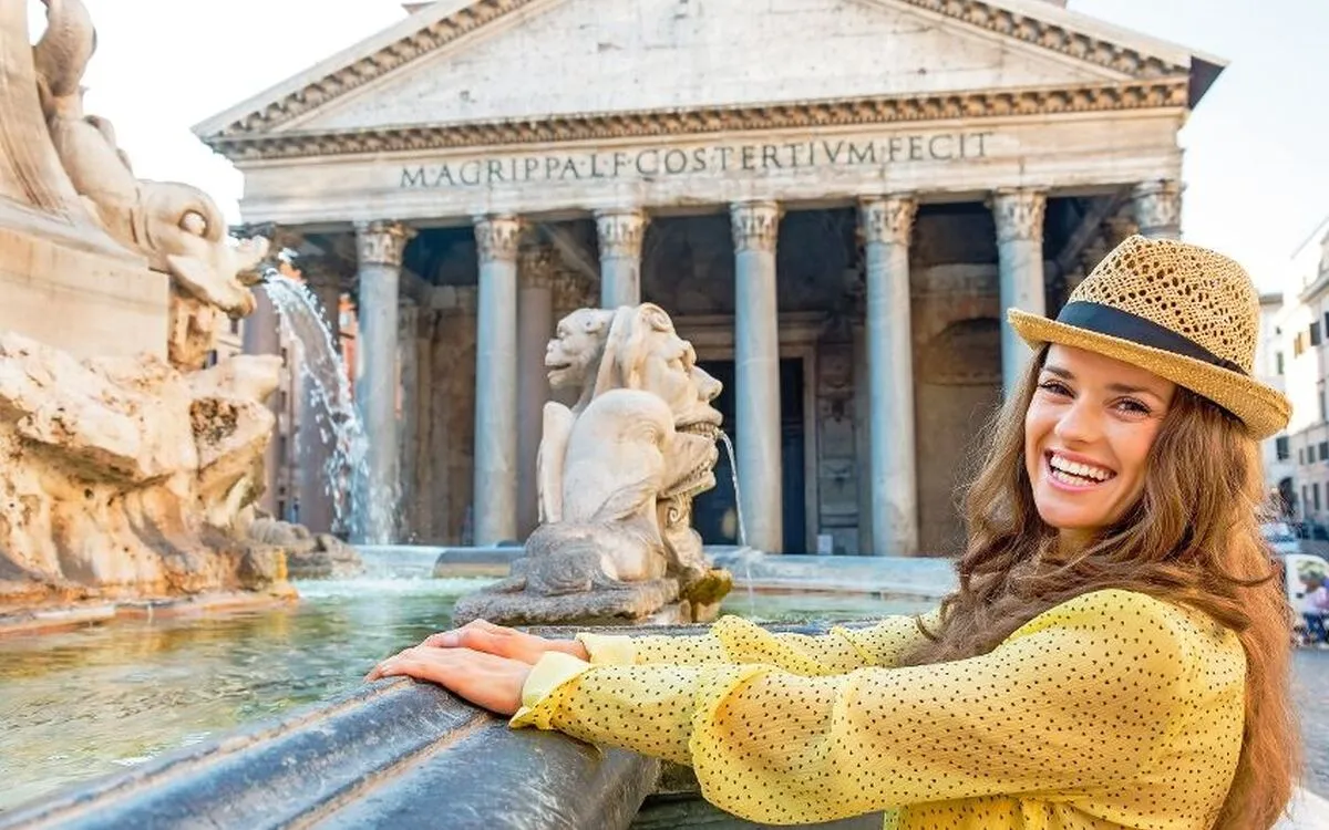 Touristin posiert am Fontana del Pantheon in Rom vor dem Pantheon.