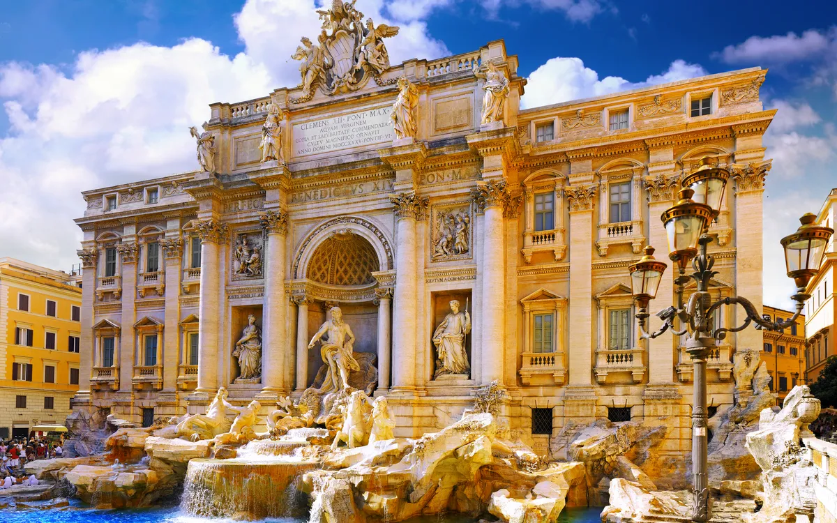Trevi-Brunnen in Rom bei sonnigem Wetter.