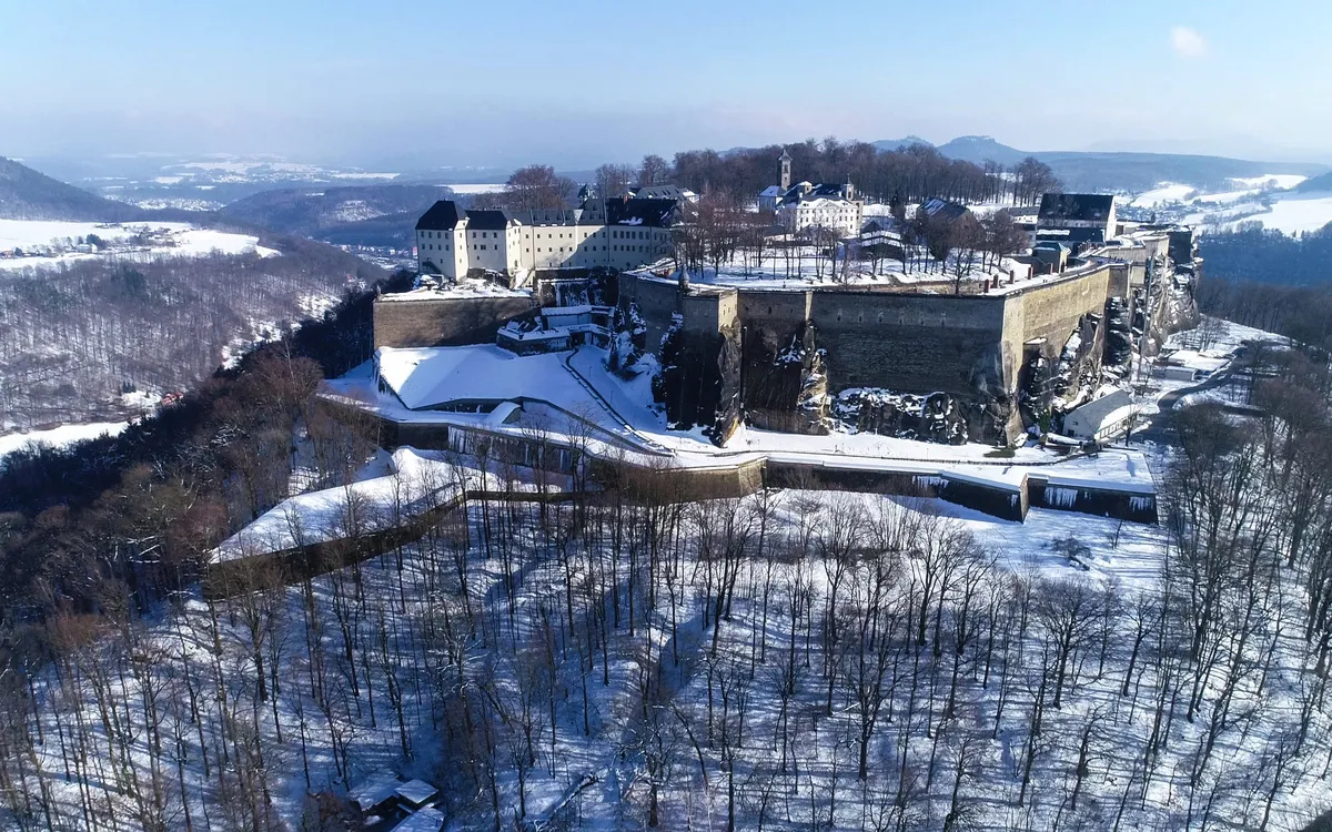 Winterliche Luftaufnahme der Festung Königstein