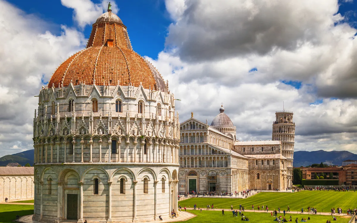 Baptisterium und Schiefer Turm in Pisa bei bewölktem Himmel