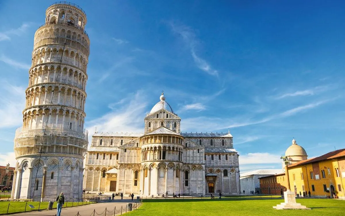 Schiefer Turm von Pisa und Kathedrale auf der Piazza dei Miracoli, Toskana, Italien.