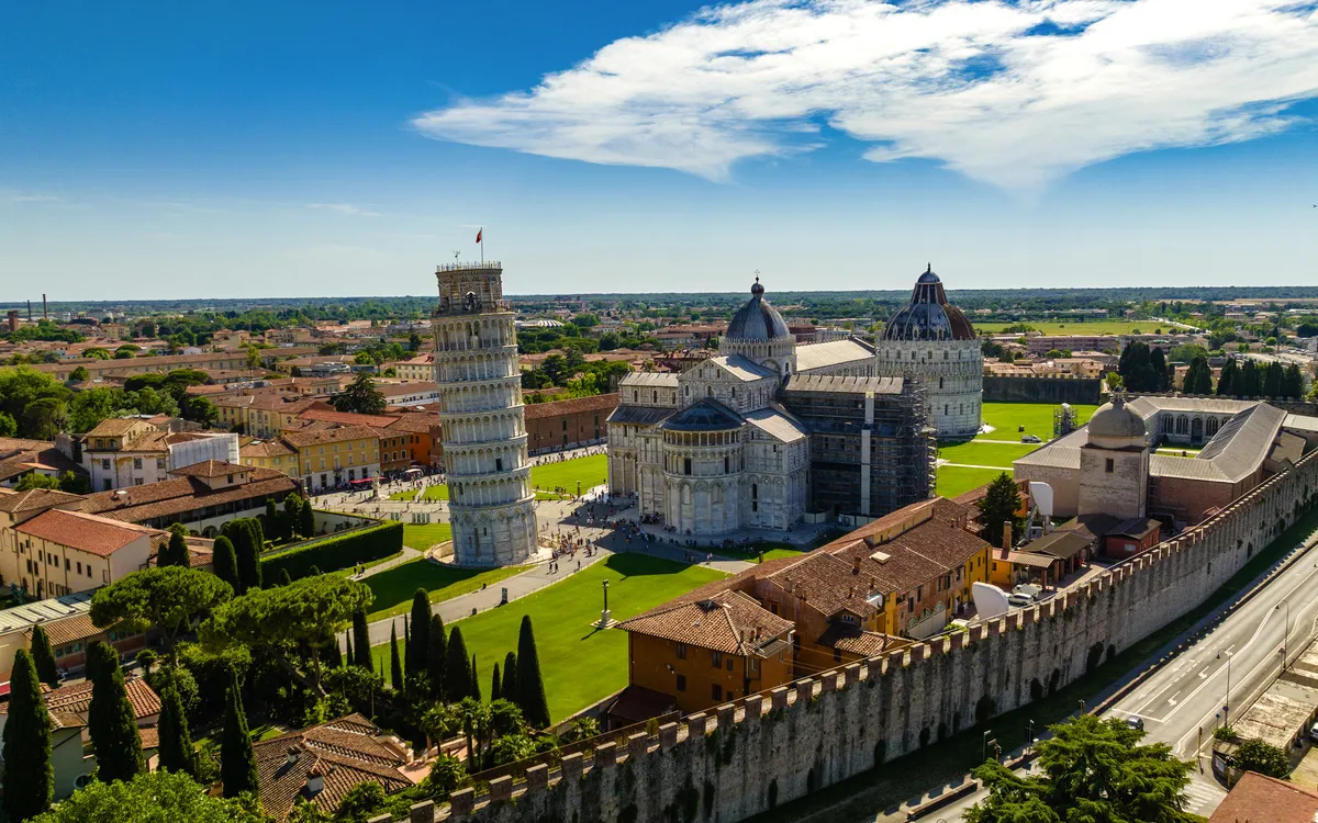 Luftaufnahme des Schiefen Turms von Pisa und der umliegenden Gebäude in Italien.