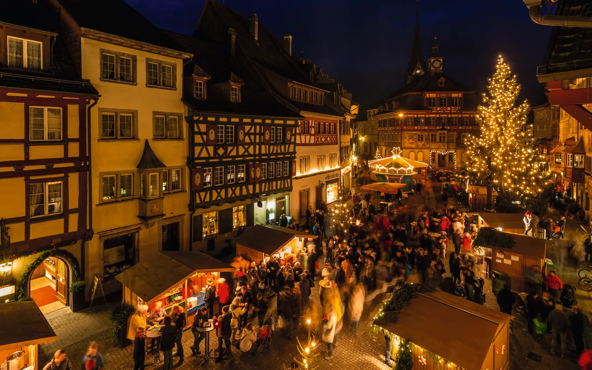 Weihnachtsmarkt auf dem historischen Rathausplatz in Stein am Rhein
