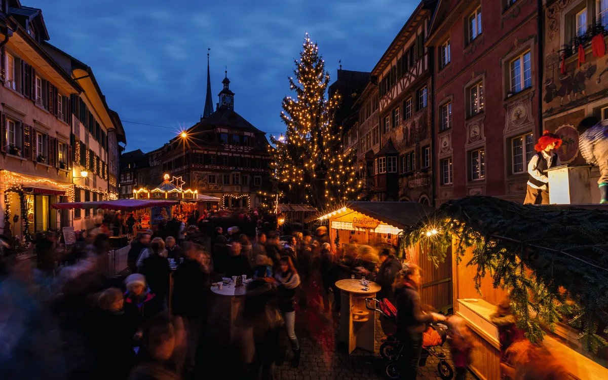 Festlich geschmückter Rathausplatz in Stein am Rhein
