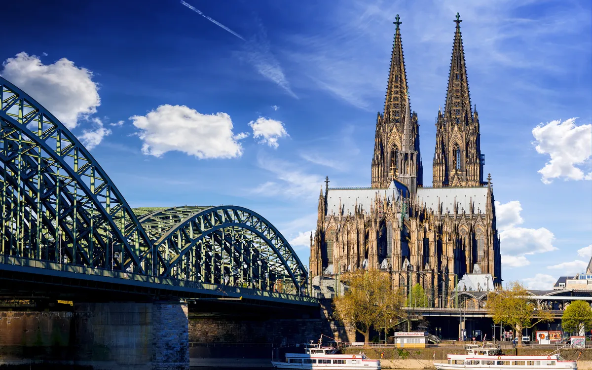 Kölner Dom und Hohenzollernbrücke bei sonnigem Wetter.