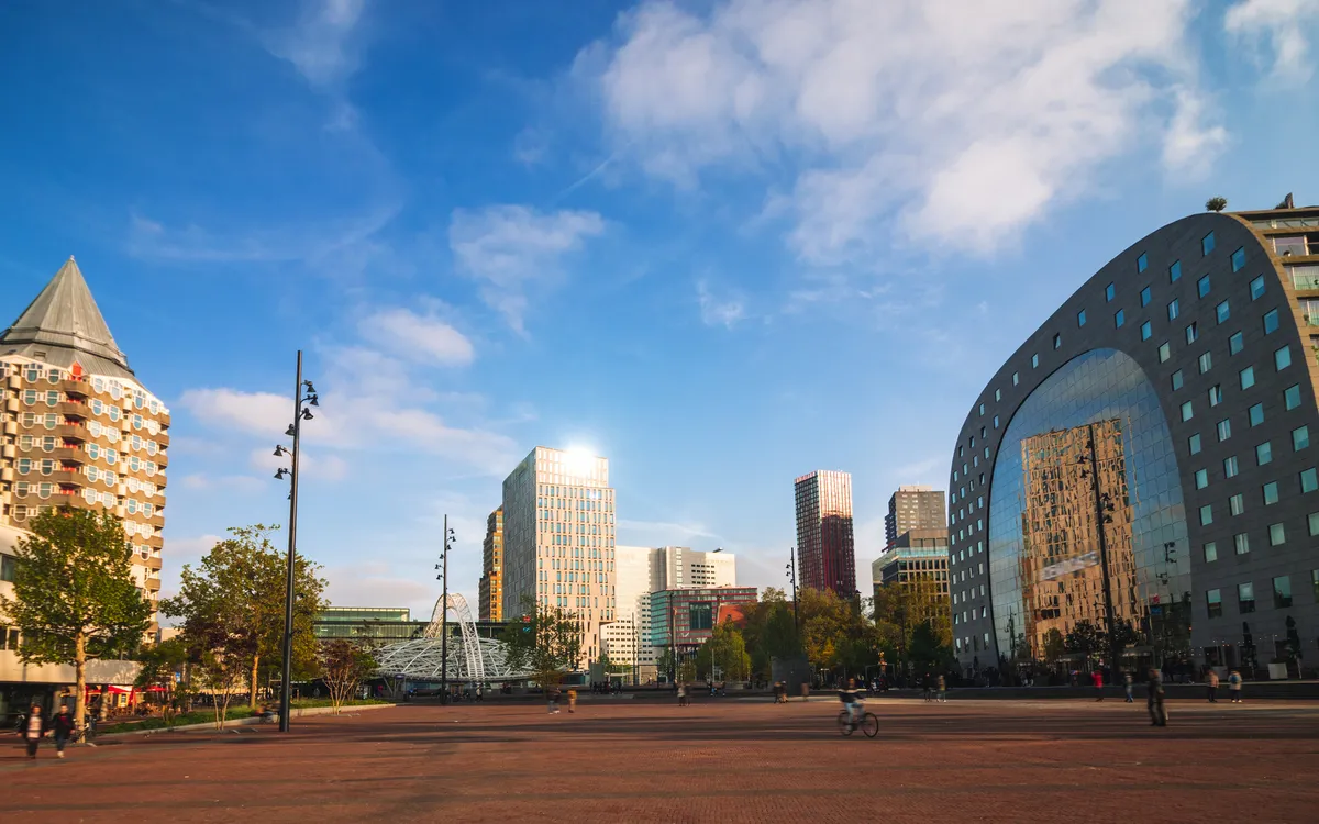 Moderne Stadtszene mit markanten Architekturgebäuden bei klarem Himmel.