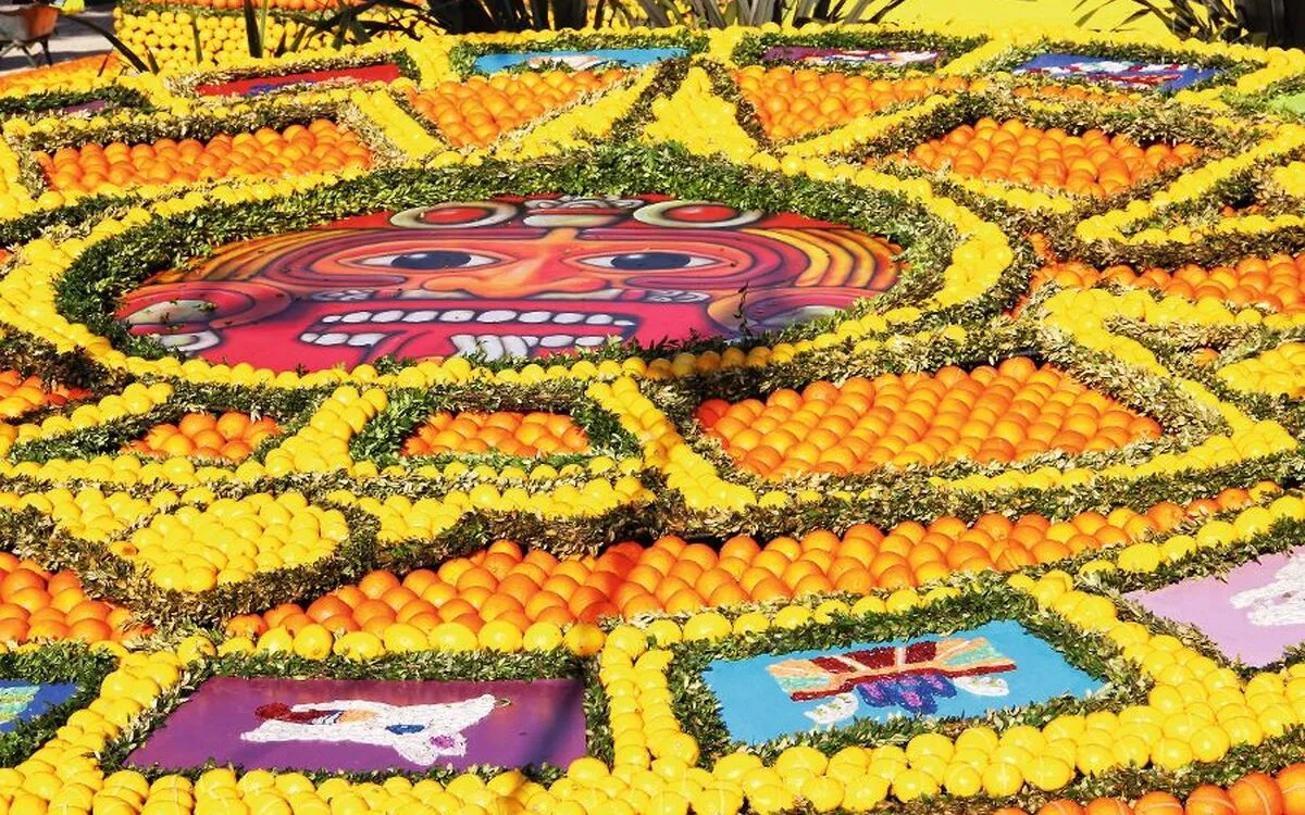 Kunstvoll arrangierte Orangen und Zitronen beim Zitronenfest in Menton.
