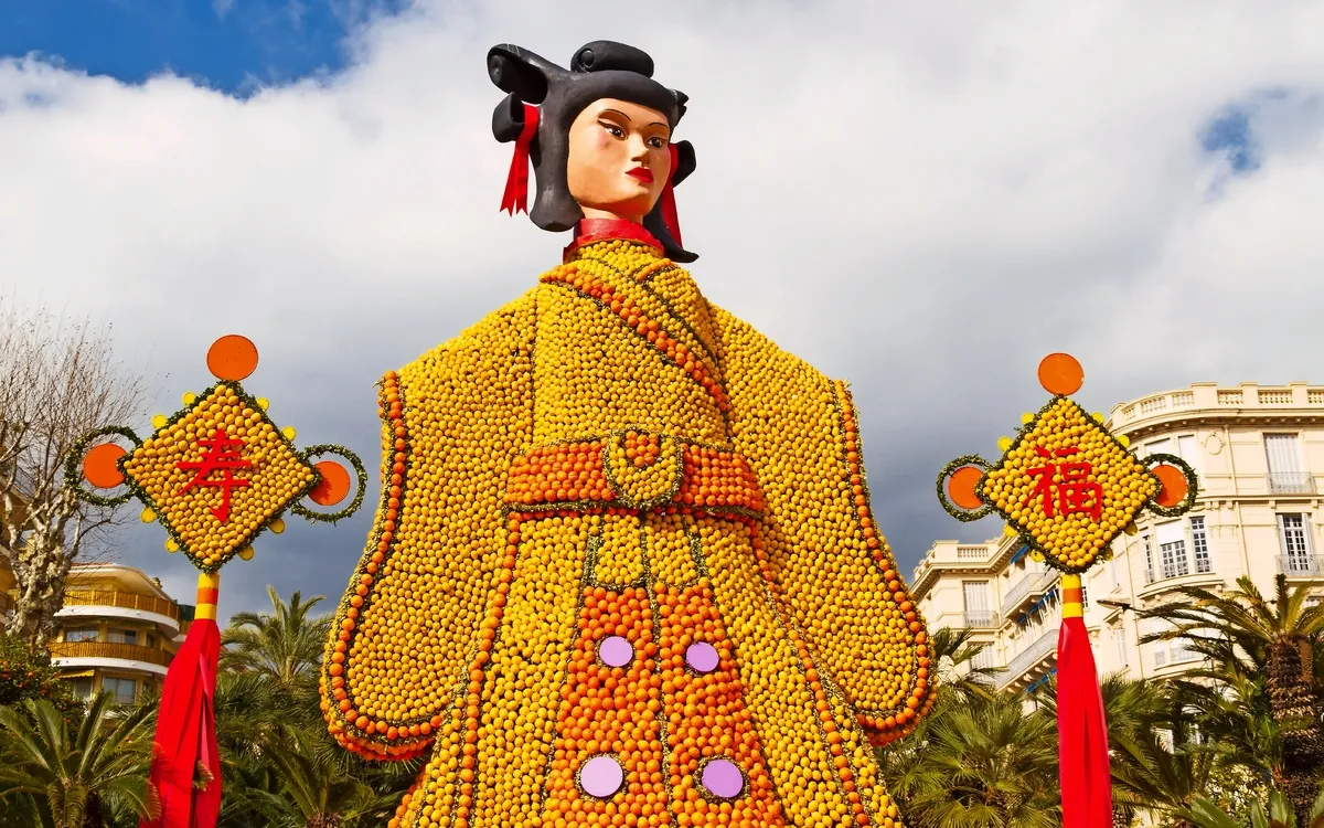 Figur aus Zitrusfrüchten beim Fest, Himmel im Hintergrund.