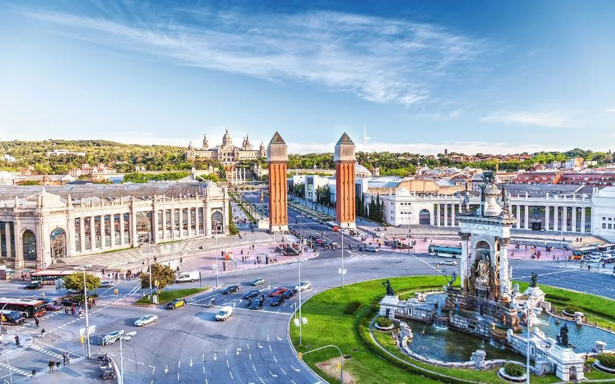 Panoramablick auf das Stadtzentrum von Barcelona, helle Gebäude und Platz bei Sonnenschein.