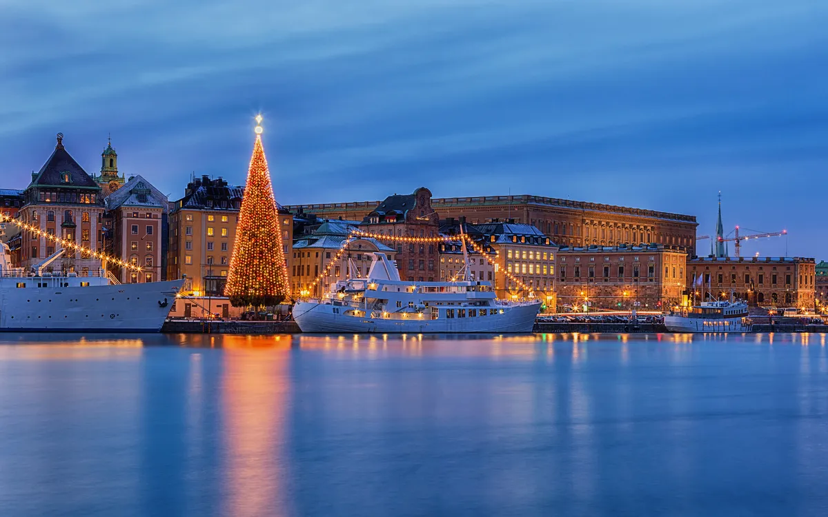 Weihnachtlich beleuchteter Königspalast in Stockholm – Winterreise nach Schweden mit Frankenland Reisen