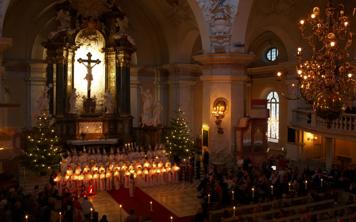 Traditioneller Lucia-Chor bei Kerzenschein in Stockholm – Winterreise nach Schweden ab Franken