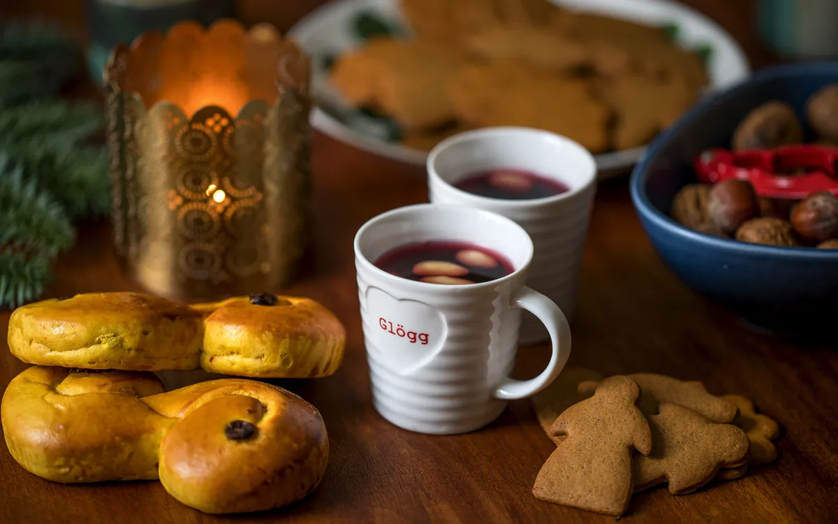 Traditionelle schwedische Lussekatter, Glögg und Pfefferkuchen zur Weihnachtszeit