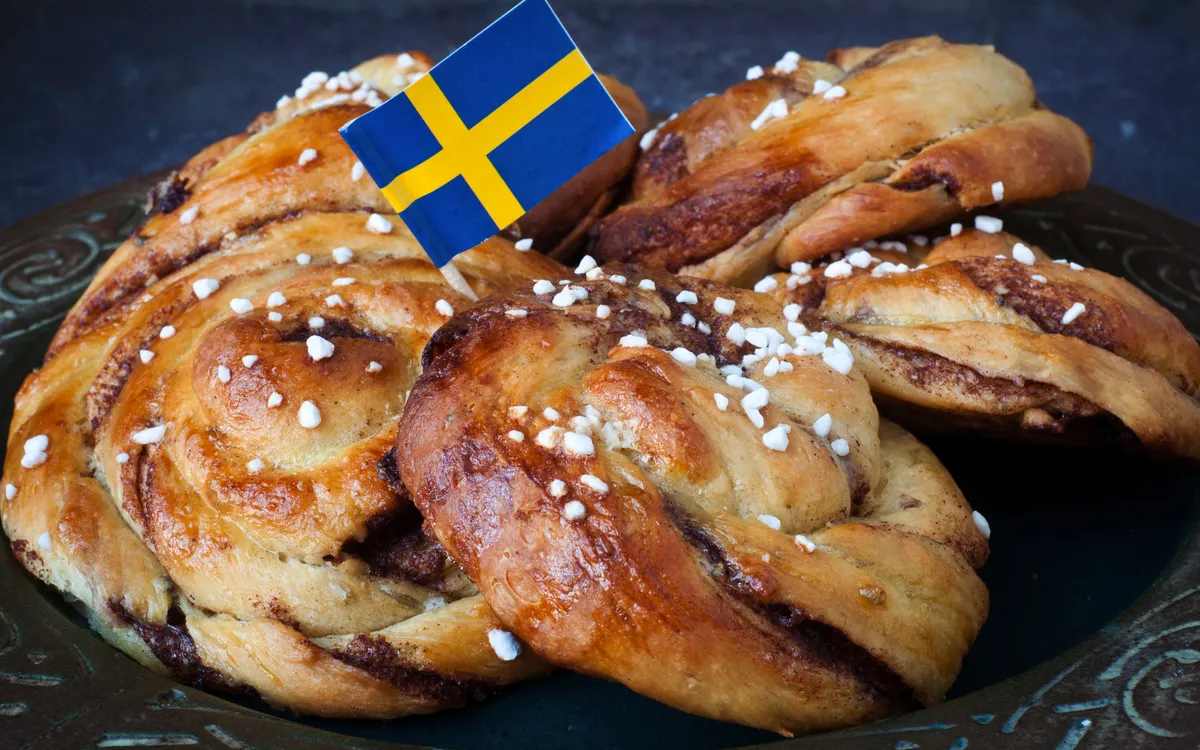 Traditionelle schwedische Zimtschnecken mit Schwedenflagge – kulinarischer Genuss auf einer Schweden-Reise