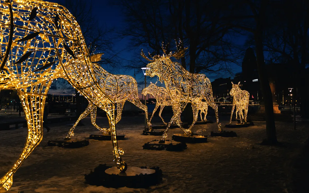 Weihnachtliche Lichtinstallation am Nybroplan in Stockholm – Adventsreise mit Frankenland Reisen