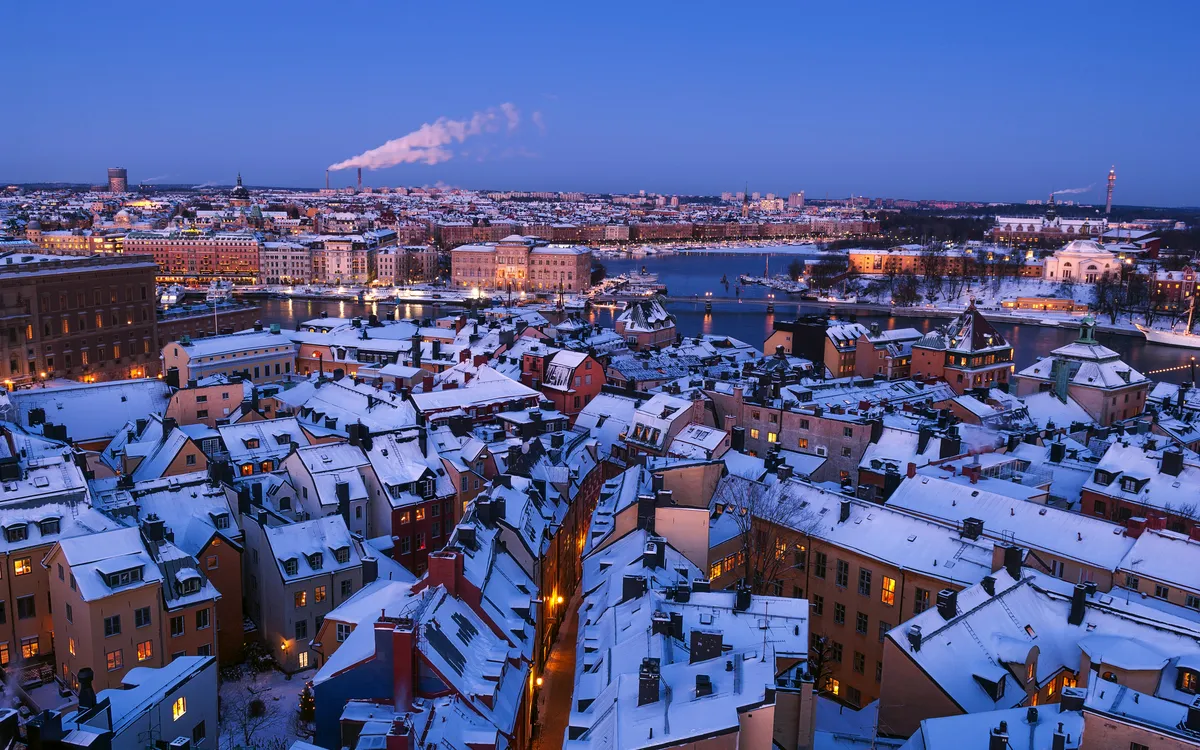 Verschneite Dächer von Gamla Stan – winterlicher Blick über Stockholms historische Altstadt