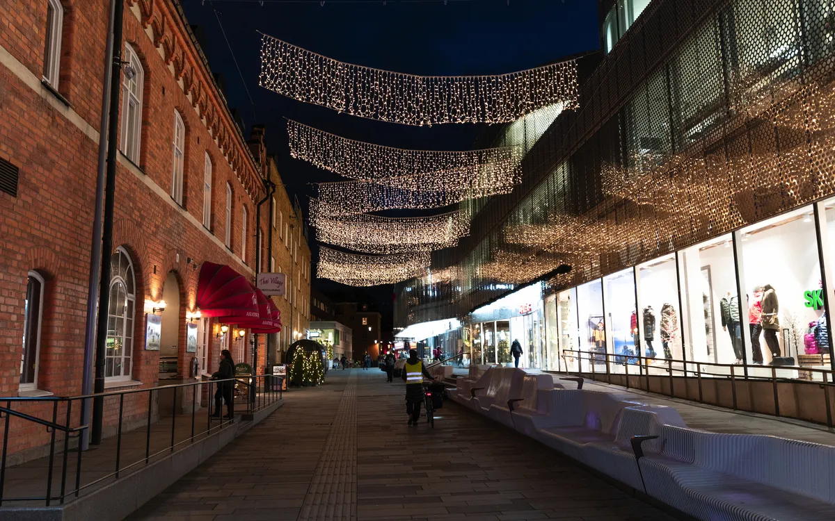 Weihnachtlich beleuchtetes Forumkvarteret in Uppsala – Winterreise durch Schweden