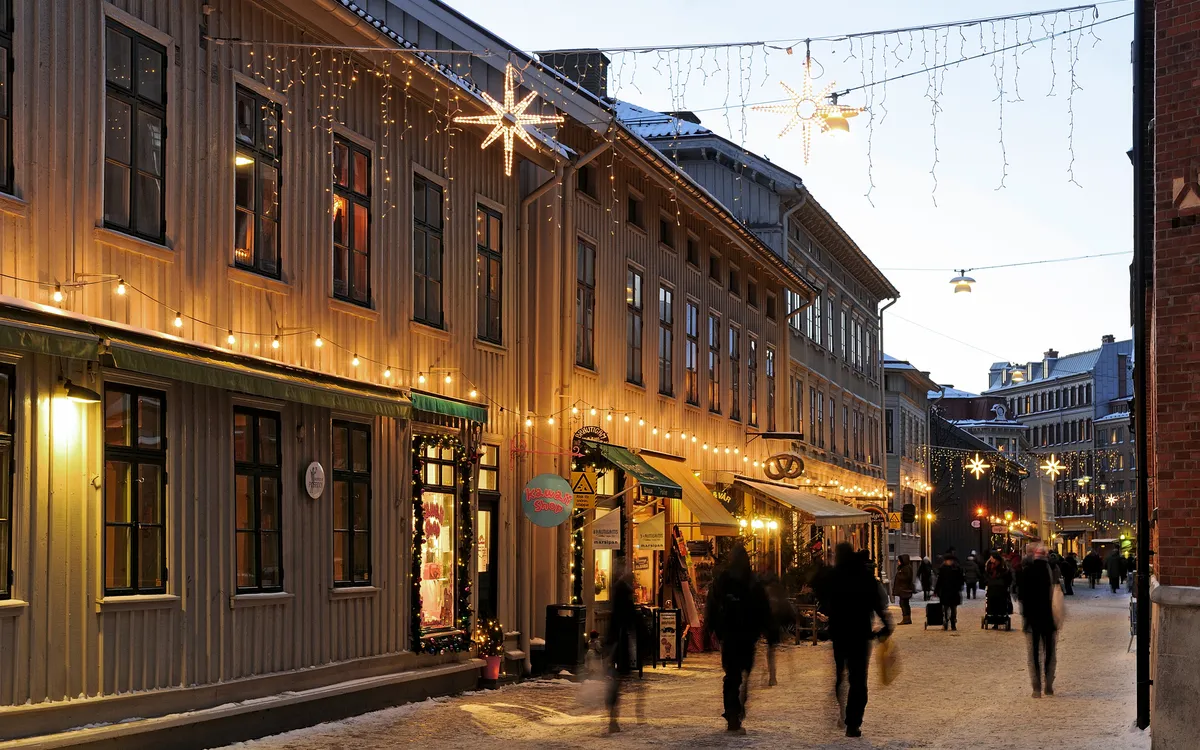 Festlich beleuchtete Straße im historischen Stadtteil Haga in Göteborg – Adventsreise durch Schweden