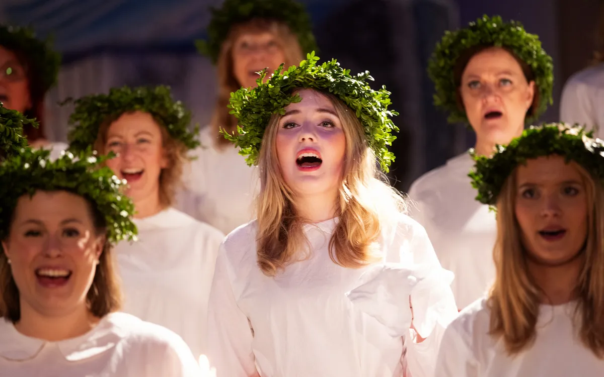 Traditioneller Luciachor mit Kerzenkranz – Santa-Lucia-Fest in Schweden