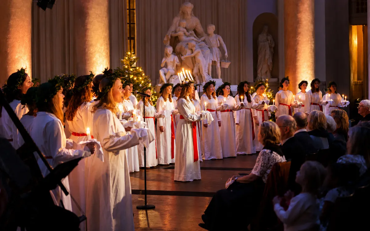 Santa-Lucia-Prozession mit Kerzen und Chor in Stockholm – Adventsreise für Senioren mit Frankenland Reisen