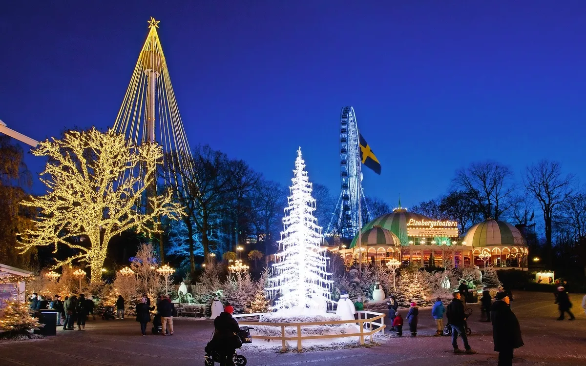 Winterlicher Weihnachtsmarkt im verschneiten Liseberg, Göteborg
