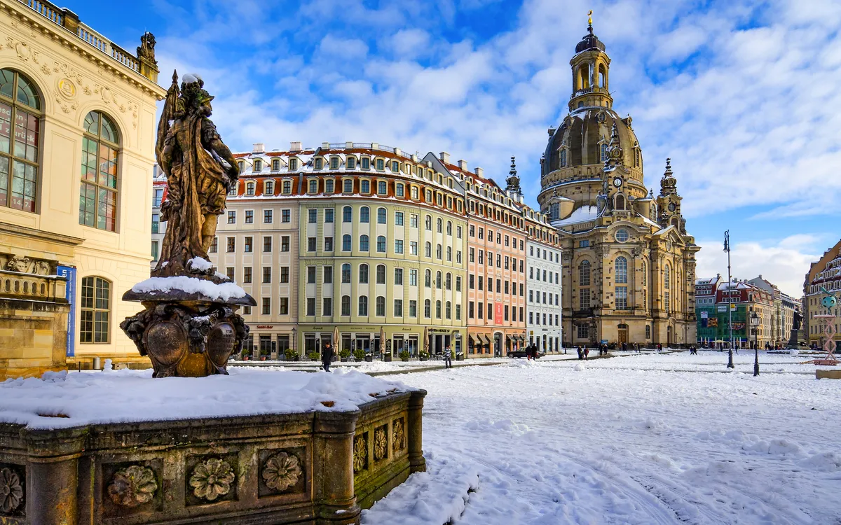 Dresdner Neumarkt im Winter mit Frauenkirche und verschneiten Gebäuden