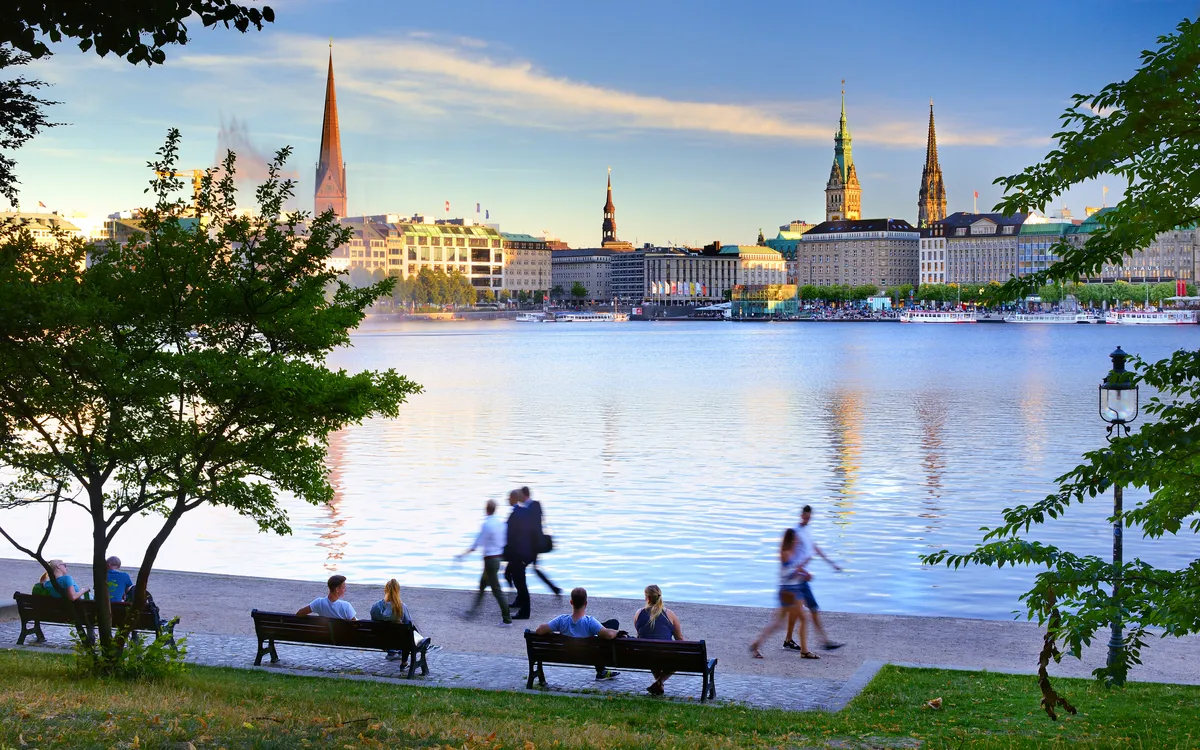 Binnenalster mit Hamburger Rathaus und St. Nikolai – Musicalreise nach Hamburg