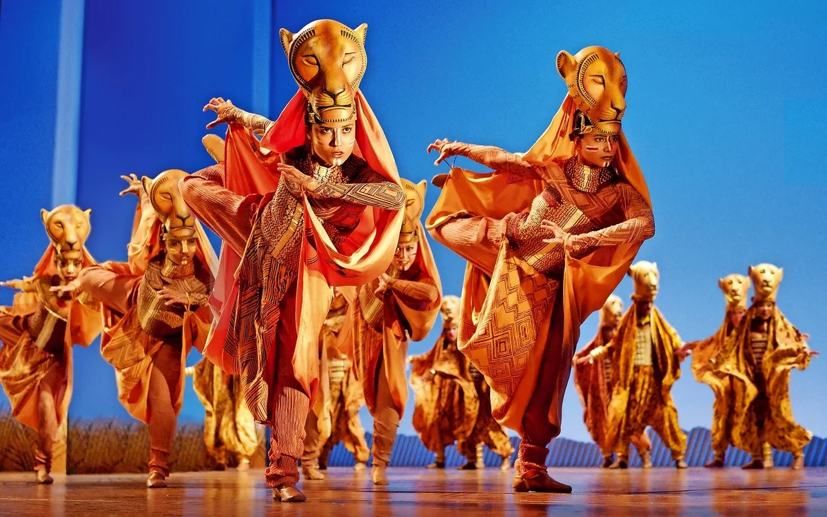 Bühnenszene aus Disney Der König der Löwen – Musical in Hamburg